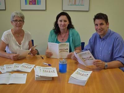Freuen sich auf das diesjährige Ferienprogramm: Silvia Klee (links), Nicole Geiger und Gemeinschaftsvorsitzender Klaus Thoma.
