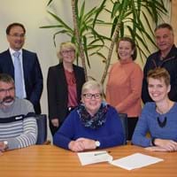Hinten von links: Notar Dr. Frank Eckert, Bürgermeisterin Thea Kohlroß, Beatrice Schick, Edgar Kaes. Vorne von links: Berthold Panknin, Irmgard Hofmann, Ramona Pfenning